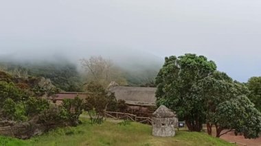 Terceira adasının tepelerine ağır bulutlar, bulutlardaki yeşil tepeler