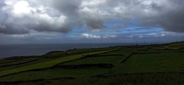 Terceira Adası 'ndan okyanusa doğru şehrin elementleriyle birlikte bitki örtüsünün içinden ve içinden geçen görüntüler.