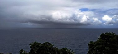 Terceira Adası 'ndan okyanusa doğru şehrin elementleriyle birlikte bitki örtüsünün içinden ve içinden geçen görüntüler.