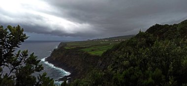 Terceira Adası 'ndan okyanusa doğru şehrin elementleriyle birlikte bitki örtüsünün içinden ve içinden geçen görüntüler.