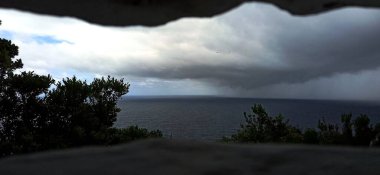 Okyanus üzerinde fırtına Terceira Adası 'ndaki balina izleme evinden görüldüğü gibi Haziran 2022' de.