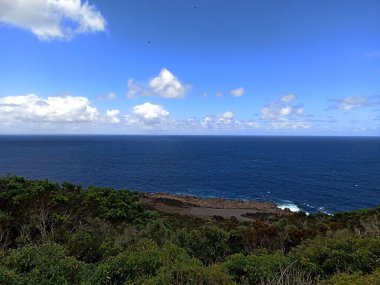 Terceira Adası 'ndan okyanusa doğru şehrin elementleriyle birlikte bitki örtüsünün içinden ve içinden geçen görüntüler.