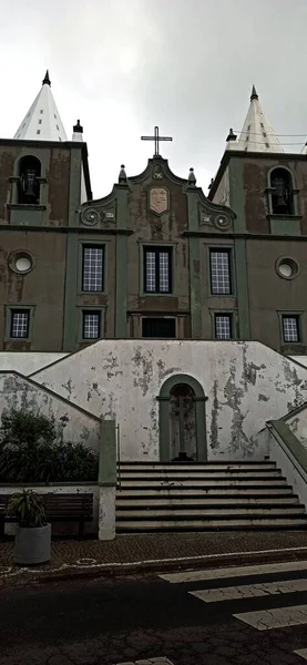 Stary Obskurny Kościół Katolicki Wyspie Terceira Zielonoszarą Fasadą Białymi Schodami — Zdjęcie stockowe