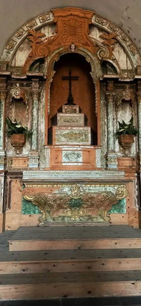 Старинное Католическое Место Молитвы Камня Декоративной Липой Виде Цветов Креста — стоковое фото
