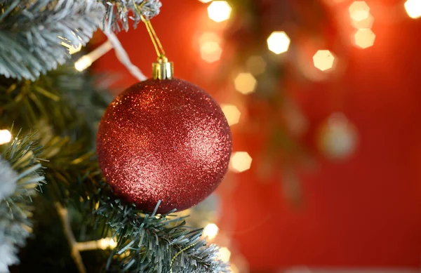 Bulanık arka planda dekore edilmiş Noel ağacı