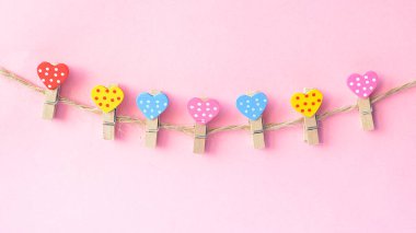 kalpleri ile Sevgililer günü pembe arka plan