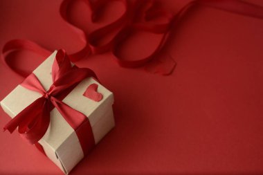 Sevgililer Günü geçmişi. kırmızı kalp kurdelesi