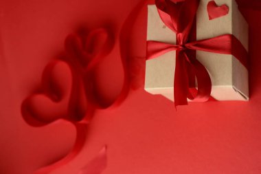 Sevgililer Günü geçmişi. kırmızı kalp kurdelesi