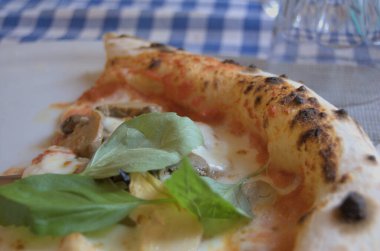 Restoranlardan birinde nefis bir akşam yemeği.