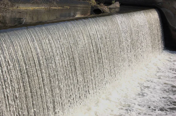 Son güneşli günlerde sonbaharda nehir kenarında