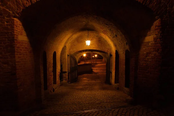 Şehirdeki terk edilmiş eski bina.