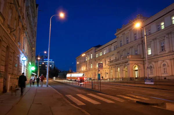 Şehir ışıklarıyla gece manzarası