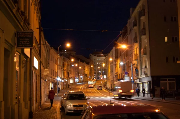 Şehrin gece manzarası, Brno 'daki sokak ışıkları.
