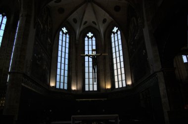 Prag 'daki katedralin içinde.