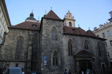 Prag şehrindeki eski bir kilise.