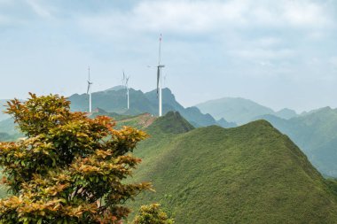 Dağları ve yeşil ağaçları olan güzel bir manzara.