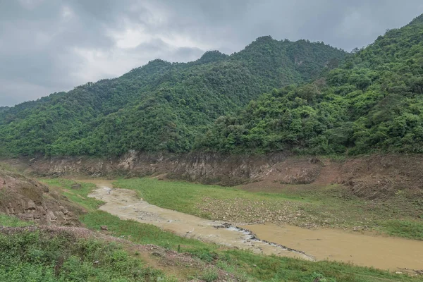 Nehir ve dağlarla dolu güzel bir manzara