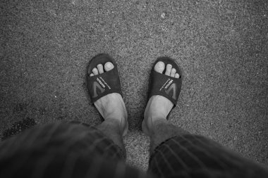 Sahilde bir erkek ve bir kadının ayakları.