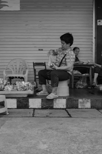 Foto Blanco Negro Una Joven Pareja Sentada Banco —  Fotos de Stock