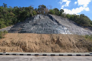 Toprak kaymalarını önlemek için kullanılan ağlar ve çimento doğal afetlerin yol açtığı erozyonla yokedildi..