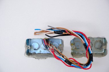 Elektrik sistemlerinin kurulumu, elektrik kabloları, telekomünikasyon kabloları, binalara, evlere yer kabloları, elektrik prizlerinin eklentisi, duvar lambası anahtarı.