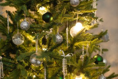 Beyaz arka planda bir bardakla süslenmiş Noel ağacı, yakın görüş..