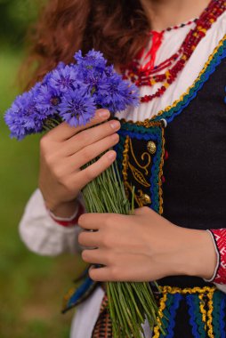 Geleneksel giysi içinde elleri, çiçekli Belarus.