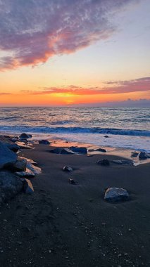 Denizin üzerinde güzel bir gün batımı