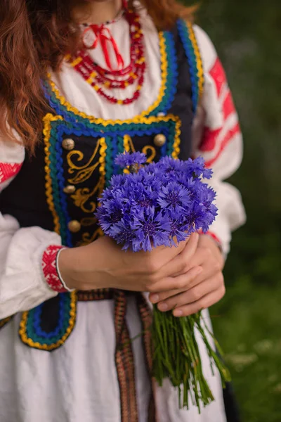 Руки Традиційному Білоруському Одязі Квітами — стокове фото