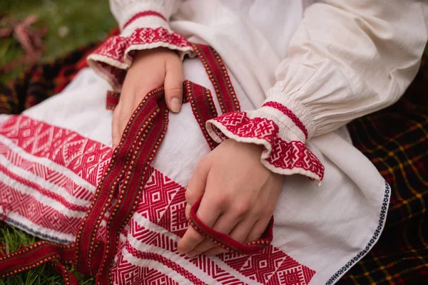 Belarusian Girl Holding Belt Ornament Her Hand — ストック写真