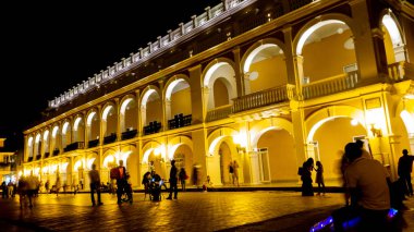 Cartagena şehrindeki binanın gece görüşü