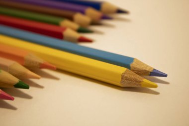Ukrayna bayrağının sembolü olarak iki kalem yukarı itilir. Beyaz arkaplanda renkli kalem paleti