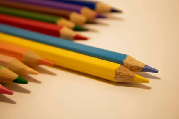 Ukrayna bayrağının sembolü olarak iki kalem yukarı itilir. Beyaz arkaplanda renkli kalem paleti