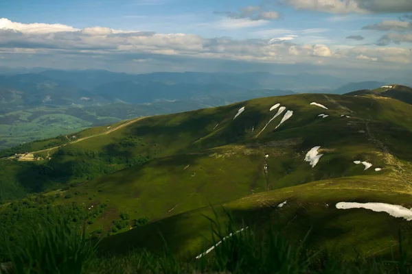 Yeşil dağ aralığı, maksimum yükseklikten fotoğraf.