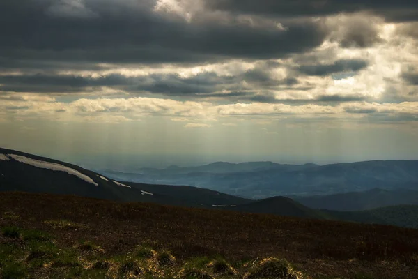 Rain Mountain Horizon Heavy Clouds Gap Sun Rays Gaps — Stock Photo, Image