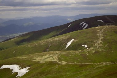 Dağ zirvesini kaplayan büyük bir bulut gölgesi.