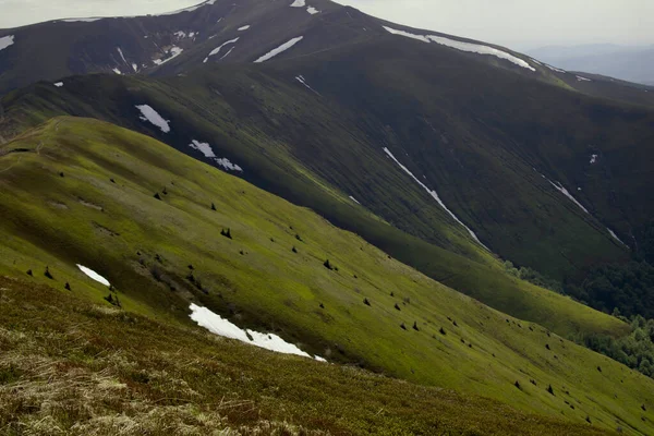 Dağların yamaçlarında çok katmanlı gölgeler.