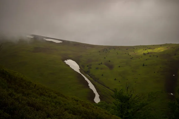 Gök gürültülü bulutlar dağın üzerinde toplandı..