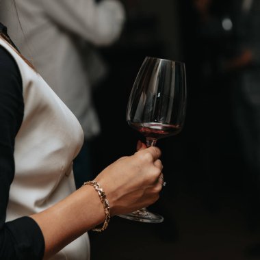 Kırmızı şarap kadehi tatmak.