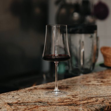 Kırmızı şarap kadehi tatmak.