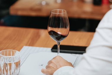 Kırmızı şarap kadehi tatmak.