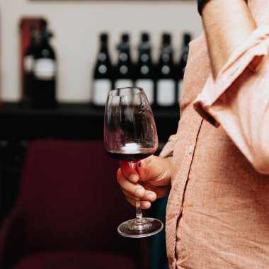 Kırmızı şarap kadehi tatmak.