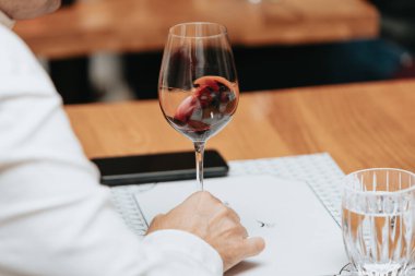 Kırmızı şarap kadehi tatmak.