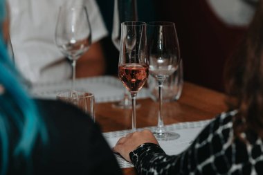 Kırmızı şarap kadehi tatmak.