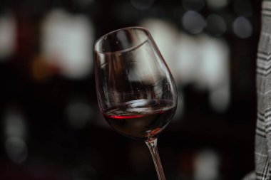 Kırmızı şarap kadehi tatmak.