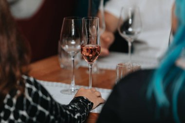 Kırmızı şarap kadehi tatmak.