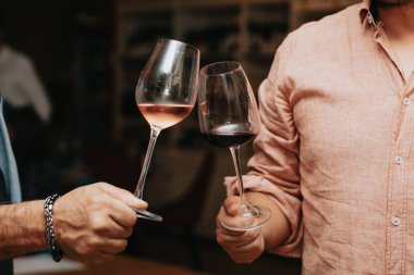 Kırmızı şarap kadehi tatmak.