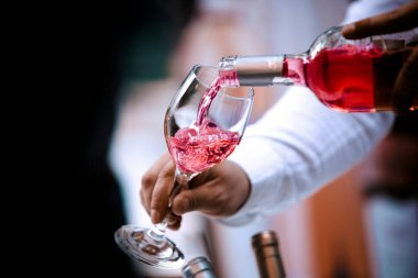 Cam üzerinde gül şarabı tatmak