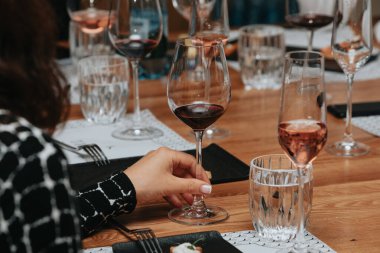 Kırmızı şarap kadehi tatmak.