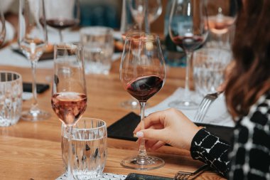 Kırmızı şarap kadehi tatmak.